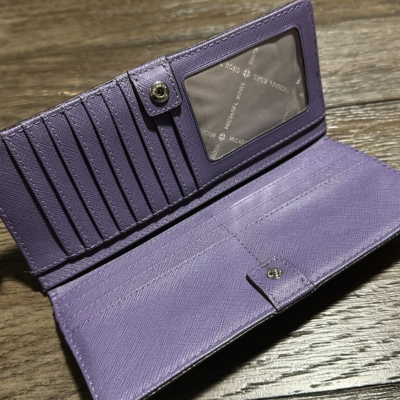 Michael Kors Jet Set Travel Flat Slim Bifold Wallet - Picture 4 of 4